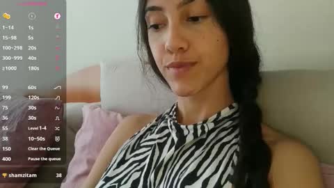 Snapshot of innocentlatiina chatting on October 2025 09:25:02 PM Laroa online show from October 2025 09:25:02 PM