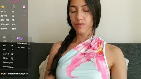 Snapshot of innocentlatiina chatting on October 2025 10:06:02 PM Laroa online show from October 2025 10:06:02 PM