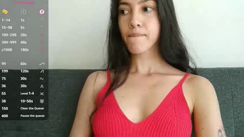 Snapshot of innocentlatiina chatting on October 2025 08:35:01 PM Laroa online show from October 2025 08:35:01 PM