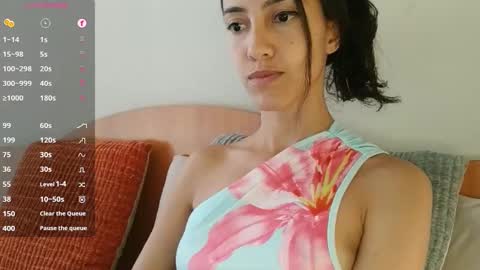 Snapshot of innocentlatiina chatting on November 2025 10:59:02 PM Laroa online show from November 2025 10:59:02 PM