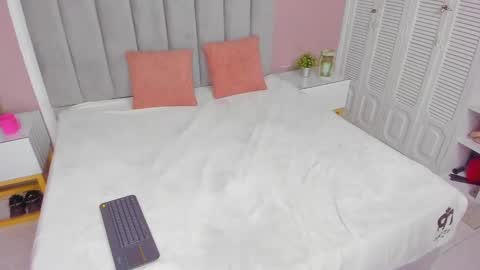 Snapshot of isa_vel chatting on October 2025 07:44:02 PM isa_vel online show from October 2025 07:44:02 PM