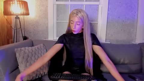 Snapshot of isabella_glam chatting on November 2025 02:22:01 AM Isabella online show from November 2025 02:22:01 AM