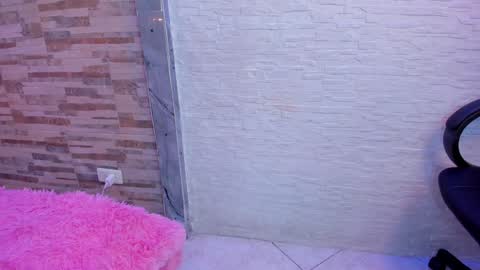 Isla  online show from January 2025 04:38:01 PM