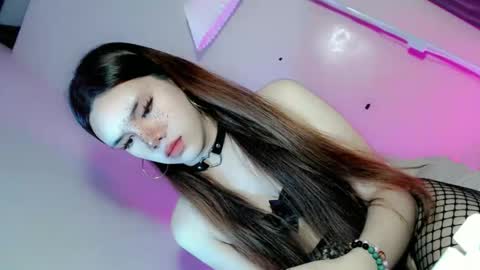 Snapshot of its_me_ezzie chatting on October 2025 12:29:05 AM EZZIE online show from October 2025 12:29:05 AM