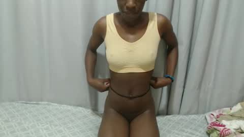 Snapshot of itslaynne chatting on November 2025 07:07:03 AM Laynne online show from November 2025 07:07:03 AM