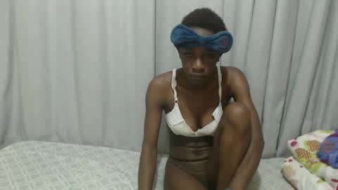 Snapshot of itslaynne chatting on November 2025 07:50:01 AM Laynne online show from November 2025 07:50:01 AM