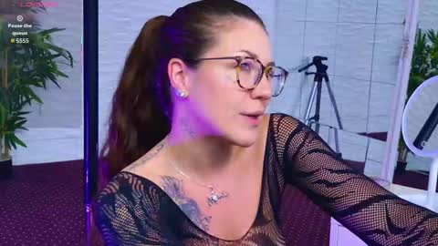 Snapshot of ivoryswan chatting on November 2025 06:00:02 AM Celine online show from November 2025 06:00:02 AM