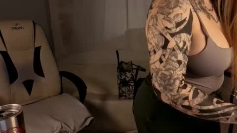 IVY - Follow me 3 online show from October 2025 10:27:01 AM