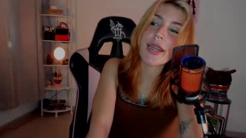 Snapshot of jacky_croft chatting on February 2025 06:43:01 AM Linda Sofia help me get to 100 thumbs up online show from February 2025 06:43:01 AM