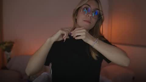 Snapshot of jacky_croft chatting on September 2025 04:14:02 AM Linda Sofia help me get to 100 thumbs up online show from September 2025 04:14:02 AM