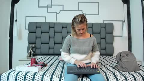 Jade  online show from December 2024 10:56:01 AM