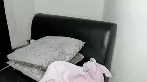 jean_and_isabel online show from November 2025 03:03:02 PM