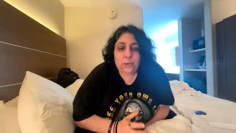 Snapshot of jennabrady chatting on October 2025 12:31:02 AM Dragon Queen. Be my Dragon -- and online show from October 2025 12:31:02 AM