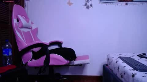 Snapshot of jessi1986_ chatting on October 2025 12:37:02 PM Jessie online show from October 2025 12:37:02 PM