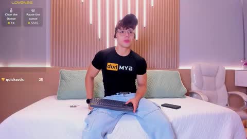 jhoumod_21 online show from October 2025 10:18:01 AM