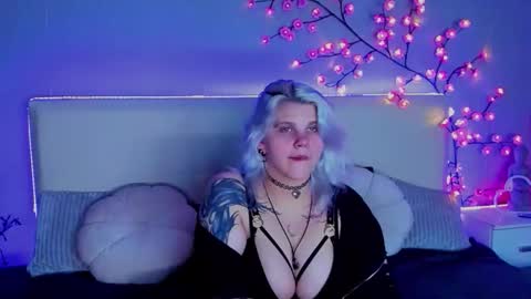 Snapshot of joannlowes chatting on September 2025 10:10:02 PM Joann online show from September 2025 10:10:02 PM