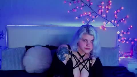 Snapshot of joannlowes chatting on November 2025 09:58:01 PM Joann online show from November 2025 09:58:01 PM