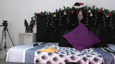 Snapshot of john_and_louis chatting on December 2024 11:06:02 AM John online show from December 2024 11:06:02 AM