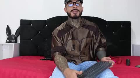 Snapshot of john_and_louis chatting on March 2025 07:04:02 PM John online show from March 2025 07:04:02 PM