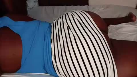 Snapshot of juicybooty_001 chatting on October 2025 06:26:02 AM Sweetass online show from October 2025 06:26:02 AM