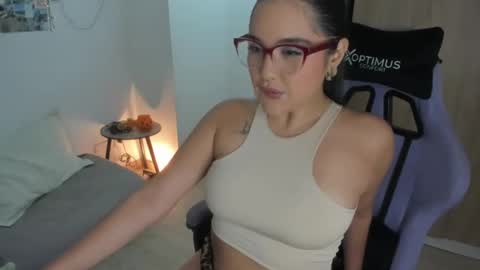 juli_santos_22 online show from November 2025 05:26:01 PM