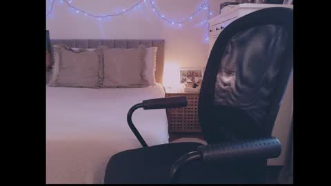 Snapshot of julialiones chatting on October 2025 09:18:02 AM julialiones online show from October 2025 09:18:02 AM