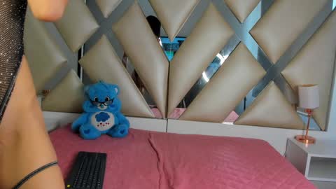 juliana_js_ online show from December 2024 03:58:01 PM