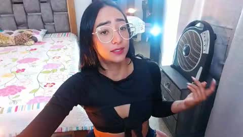Snapshot of julieta_art1 chatting on February 2025 12:30:01 AM julieta art1 online show from February 2025 12:30:01 AM