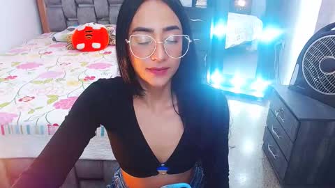 Snapshot of julieta_art1 chatting on February 2025 10:33:01 PM julieta art1 online show from February 2025 10:33:01 PM