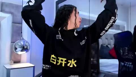 Hi guys It is a pleasure to have you here I am Julieta  online show from October 2025 11:52:01 AM