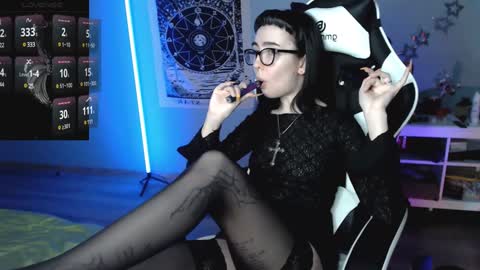 Snapshot of julscinamon chatting on December 2024 09:39:01 PM Baroness Von Cringe online show from December 2024 09:39:01 PM