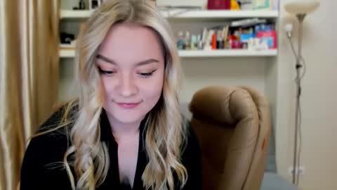 Snapshot of kara_smith_ chatting on October 2025 09:24:01 PM Kara. Off from 15th till 24th of December online show from October 2025 09:24:01 PM