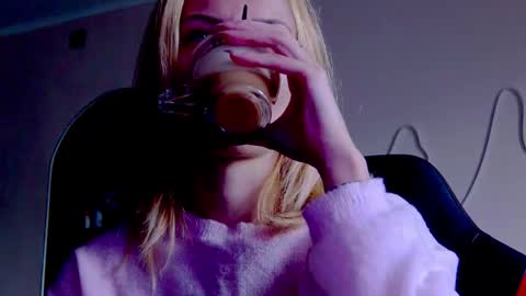 Snapshot of karoline121 chatting on October 2025 08:33:01 AM karoline121 online show from October 2025 08:33:01 AM