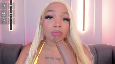 Snapshot of karolwhite_ chatting on October 2025 04:35:02 AM Karol online show from October 2025 04:35:02 AM
