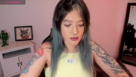 Snapshot of kat_apple chatting on October 2025 03:52:01 PM Alicia online show from October 2025 03:52:01 PM