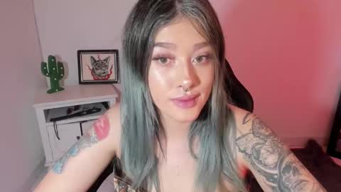 Snapshot of kat_apple chatting on November 2025 08:22:02 PM Alicia online show from November 2025 08:22:02 PM