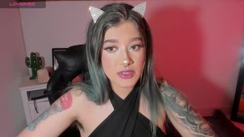 Snapshot of kat_apple chatting on November 2025 09:48:02 PM Alicia online show from November 2025 09:48:02 PM