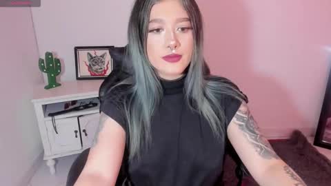 Snapshot of kat_apple chatting on November 2025 07:24:01 PM Alicia online show from November 2025 07:24:01 PM