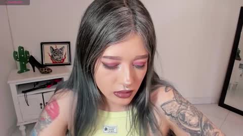 Snapshot of kat_apple chatting on November 2025 06:29:02 PM Alicia online show from November 2025 06:29:02 PM