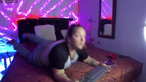 Snapshot of katieeandsharon chatting on December 2024 11:19:02 PM SHARON KATIEE online show from December 2024 11:19:02 PM