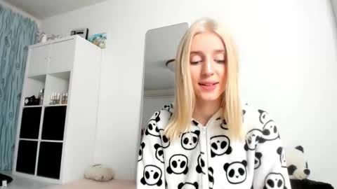 Kenzie online show from October 2025 03:18:01 AM