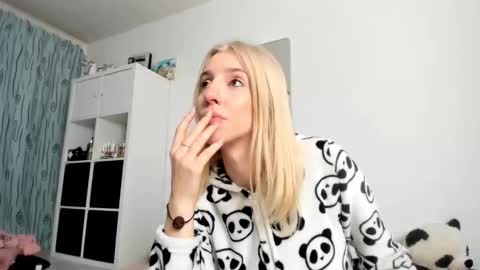 Kenzie online show from October 2025 03:36:02 AM