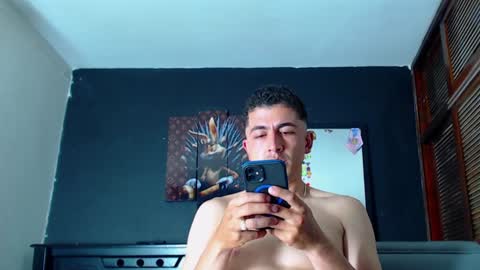 Snapshot of kevin_marlon chatting on December 2024 04:26:02 AM Kevin y marlon online show from December 2024 04:26:02 AM