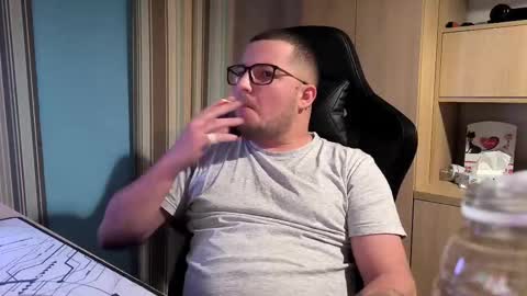 Snapshot of kevinnlovely chatting on October 2025 08:33:01 PM Kevinn online show from October 2025 08:33:01 PM