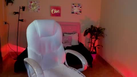 Snapshot of keyla_roberts_ chatting on February 2025 10:44:02 AM Adhara. Help me reach 100 likes online show from February 2025 10:44:02 AM