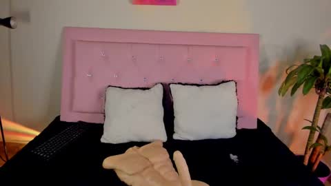 Snapshot of keyla_roberts_ chatting on February 2025 12:43:01 PM Adhara. Help me reach 100 likes online show from February 2025 12:43:01 PM