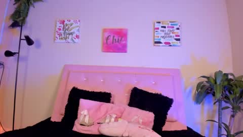 Snapshot of keyla_roberts_ chatting on February 2025 06:39:01 AM Adhara. Help me reach 100 likes online show from February 2025 06:39:01 AM