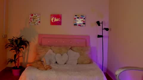 Snapshot of keyla_roberts_ chatting on March 2025 09:35:02 AM Adhara. Help me reach 100 likes online show from March 2025 09:35:02 AM