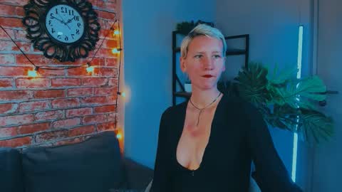 Snapshot of kim_waite chatting on October 2025 12:12:02 PM Kim online show from October 2025 12:12:02 PM