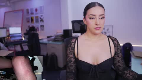 Kimberly 1200-1900 GMT-5 online show from October 2025 07:05:01 PM